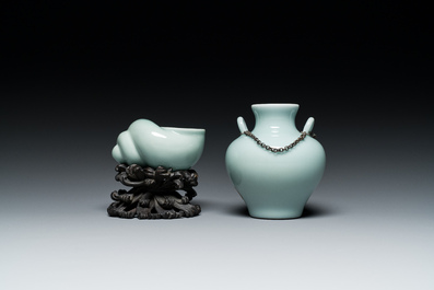 Een Chinese celadon-geglazuurde schelpvormige waterpot op houten sokkel en een 'hu' vaasje, 19/20e eeuw