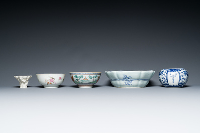 A varied collection of Chinese porcelain, 18/19th C.