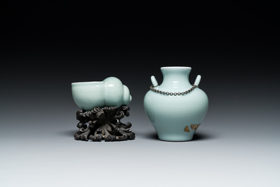 Un vase de forme 'hu' et un pot &agrave; eau en forme de coquillage en porcelaine de Chine &agrave; &eacute;mail c&eacute;ladon, 19/20&egrave;me