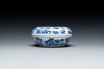 A Chinese blue and white 'antiquities' box and cover, Kangxi