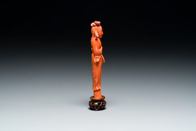 A Chinese red coral figure of a lady with a fan, 19/20th C.