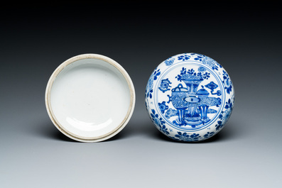 A Chinese blue and white 'antiquities' box and cover, Kangxi