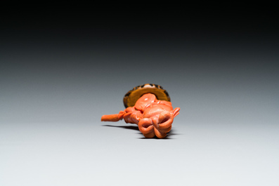 A Chinese red coral figure of a lady with a fan, 19/20th C.