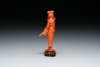 A Chinese red coral figure of a lady with a fan, 19/20th C.