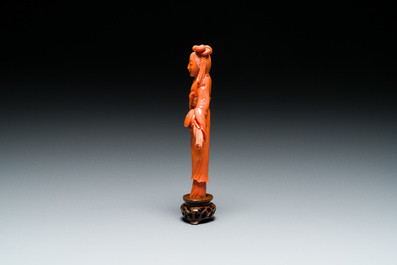 A Chinese red coral figure of a lady with a fan, 19/20th C.