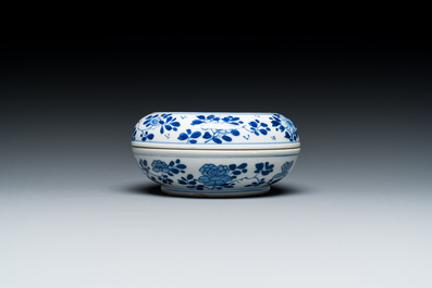 A Chinese blue and white 'antiquities' box and cover, Kangxi