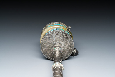 Een Tibetaanse zilveren gebedsmolen met inlegwerk van turkoois en koraal, 19e eeuw