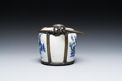 Pipe &agrave; eau en porcelaine de Chine 'Bleu de Hue' pour le Vietnam, marque Thọ 壽, 19&egrave;me