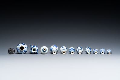 Elf Chinese blauw-witte miniatuur vaasjes, Kangxi