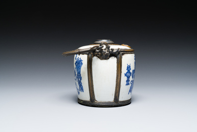 Pipe &agrave; eau en porcelaine de Chine 'Bleu de Hue' pour le Vietnam, marque Thọ 壽, 19&egrave;me