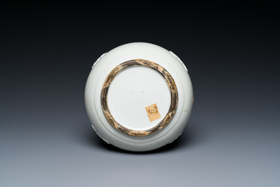 Een Chinese wit-geglazuurde kom met reli&euml;fdecor, Qianlong merk, 19e eeuw