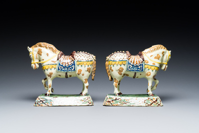 Een paar polychrome Delftse staande paarden, 18e eeuw