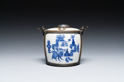 A Chinese blue and white 'Bleu de Hue' waterpipe for the Vietnamese market, Tho mark, 19th C.