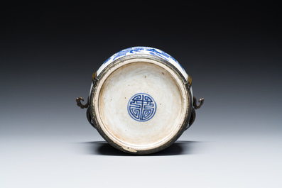 Pipe &agrave; eau en porcelaine de Chine 'Bleu de Hue' pour le Vietnam, marque Thọ 壽, 19&egrave;me