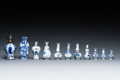 Elf Chinese blauw-witte miniatuur vaasjes, Kangxi