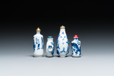 Vier Chinese blauw-witte snuifflessen, 19/20e eeuw