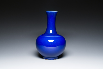 Vase de forme bouteille en porcelaine de Chine en bleu monochrome, marque de Kangxi, R&eacute;publique