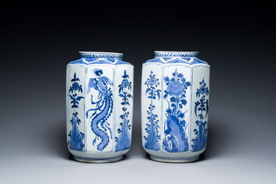 Een paar Japanse gefacetteerde blauw-witte Kakiemon-stijl potten, Arita, Edo, 17e eeuw