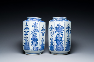 Een paar Japanse gefacetteerde blauw-witte Kakiemon-stijl potten, Arita, Edo, 17e eeuw