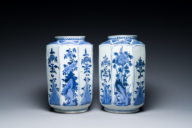 Een paar Japanse gefacetteerde blauw-witte Kakiemon-stijl potten, Arita, Edo, 17e eeuw