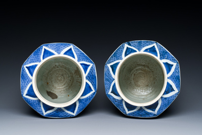 Een paar Japanse gefacetteerde blauw-witte Kakiemon-stijl potten, Arita, Edo, 17e eeuw