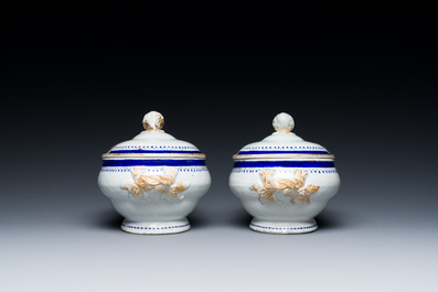 Paire de terrines couvertes en porcelaine de Chine famille rose pour le march&eacute; anglais aux armes de Kenyon, Qianlong