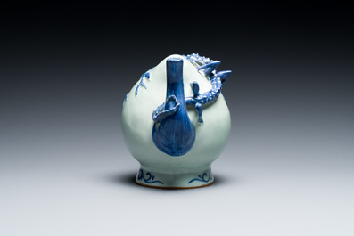 A Chinese blue and white peach-shaped cadogan teapot, 19th C.