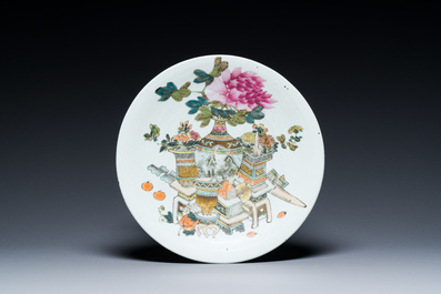 Un plat en porcelaine de Chine qianjiang cai au sceau de Dai Yucheng 戴裕成 et un bol couvert sign&eacute; Yu Luchang  余吕昌 et dat&eacute; 1885