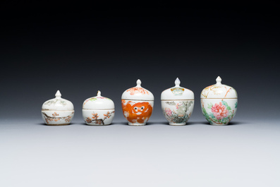 35 bo&icirc;tes couvertes en porcelaine de Chine famille rose, verte, monochrome et qianjiang cai, 19/20&egrave;me