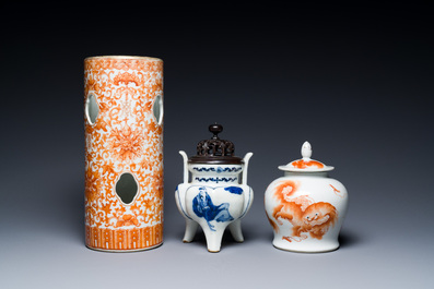 Une collection vari&eacute;e en porcelaine de Chine en bleu et blanc, famille rose et rouge de fer, 19/20&egrave;me