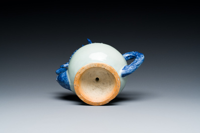 A Chinese blue and white peach-shaped cadogan teapot, 19th C.