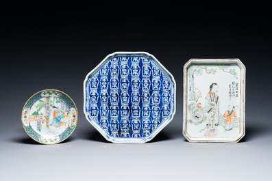 A Chinese blue and white 'Shou' tray, a qianjiang cai tray and a famille verte plate, 19/20th C.