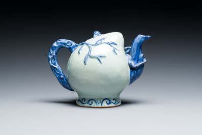 A Chinese blue and white peach-shaped cadogan teapot, 19th C.