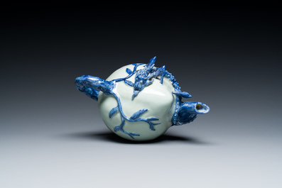 A Chinese blue and white peach-shaped cadogan teapot, 19th C.