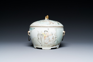 Un plat en porcelaine de Chine qianjiang cai au sceau de Dai Yucheng 戴裕成 et un bol couvert sign&eacute; Yu Luchang  余吕昌 et dat&eacute; 1885