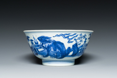 Bol en porcelaine de Chine en bleu et blanc &agrave; d&eacute;cor d'animaux mythiques, marque Shen De Tang Zhi, Kangxi