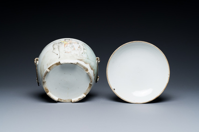 Un plat en porcelaine de Chine qianjiang cai au sceau de Dai Yucheng 戴裕成 et un bol couvert sign&eacute; Yu Luchang  余吕昌 et dat&eacute; 1885