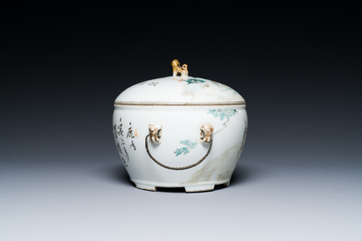 Un plat en porcelaine de Chine qianjiang cai au sceau de Dai Yucheng 戴裕成 et un bol couvert sign&eacute; Yu Luchang  余吕昌 et dat&eacute; 1885