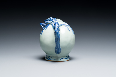 A Chinese blue and white peach-shaped cadogan teapot, 19th C.