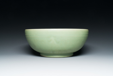 Bol en porcelaine de Chine c&eacute;ladon de Longquan &agrave; d&eacute;cor incis&eacute;, Ming