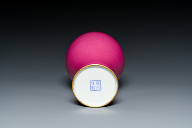 Vase de forme 'meiping' en porcelaine de Chine en rose monochrome, marque de Yongzheng, R&eacute;publique