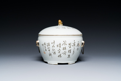 Een Chinese qianjiang cai schotel met Dai Yucheng 戴裕成 zegelmerk en een dekselkom, gesigneerd Yu Luchang 余吕昌 en gedateerd 1885