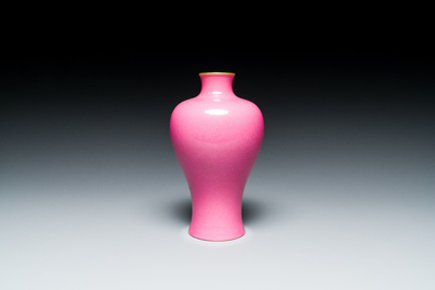 Vase de forme 'meiping' en porcelaine de Chine en rose monochrome, marque de Yongzheng, R&eacute;publique