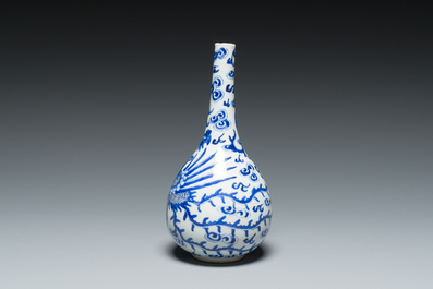 A Chinese blue and white 'Bleu de Hue' vase with a phoenix for the Vietnamese market, Tho mark, 19th C.