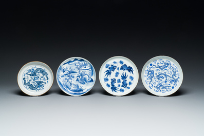 Vier Chinese blauw-witte 'Bleu de Hue' borden en een kom voor de Vietnamese markt, diverse merken, 19e eeuw