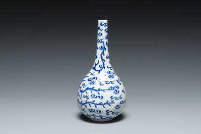 A Chinese blue and white 'Bleu de Hue' vase with a phoenix for the Vietnamese market, Tho mark, 19th C.