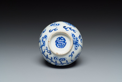 Een Chinese blauw-witte 'Bleu de Hue' vaas met een feniks voor de Vietnamese markt, Tho merk, 19e eeuw