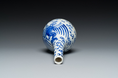 A Chinese blue and white 'Bleu de Hue' vase with a phoenix for the Vietnamese market, Tho mark, 19th C.