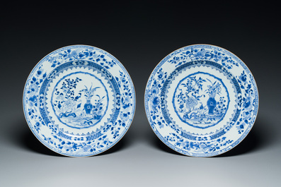 Quatre plats en porcelaine de Chine en bleu et blanc, Yongzheng/Qianlong