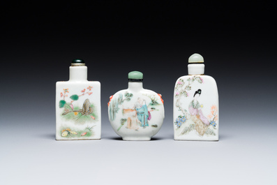 Trois tabati&egrave;res en porcelaine de Chine famille rose, une marqu&eacute;e Yongzheng, 19&egrave;me